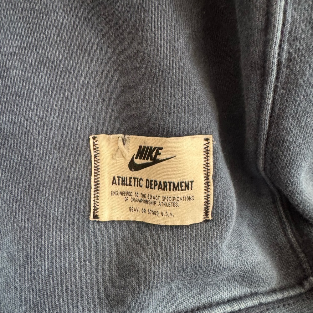 Men’s sweatshirt.